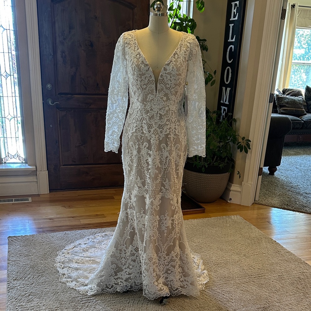 Elegant Ivory Lace Gown with Champaign Lining